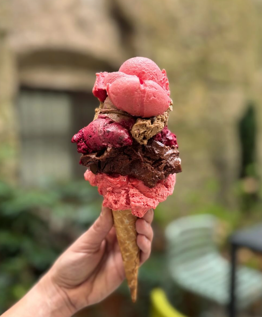 Verschiedene Eissorten in einem Becher von Gelateria Tomaselli in Innsbruck